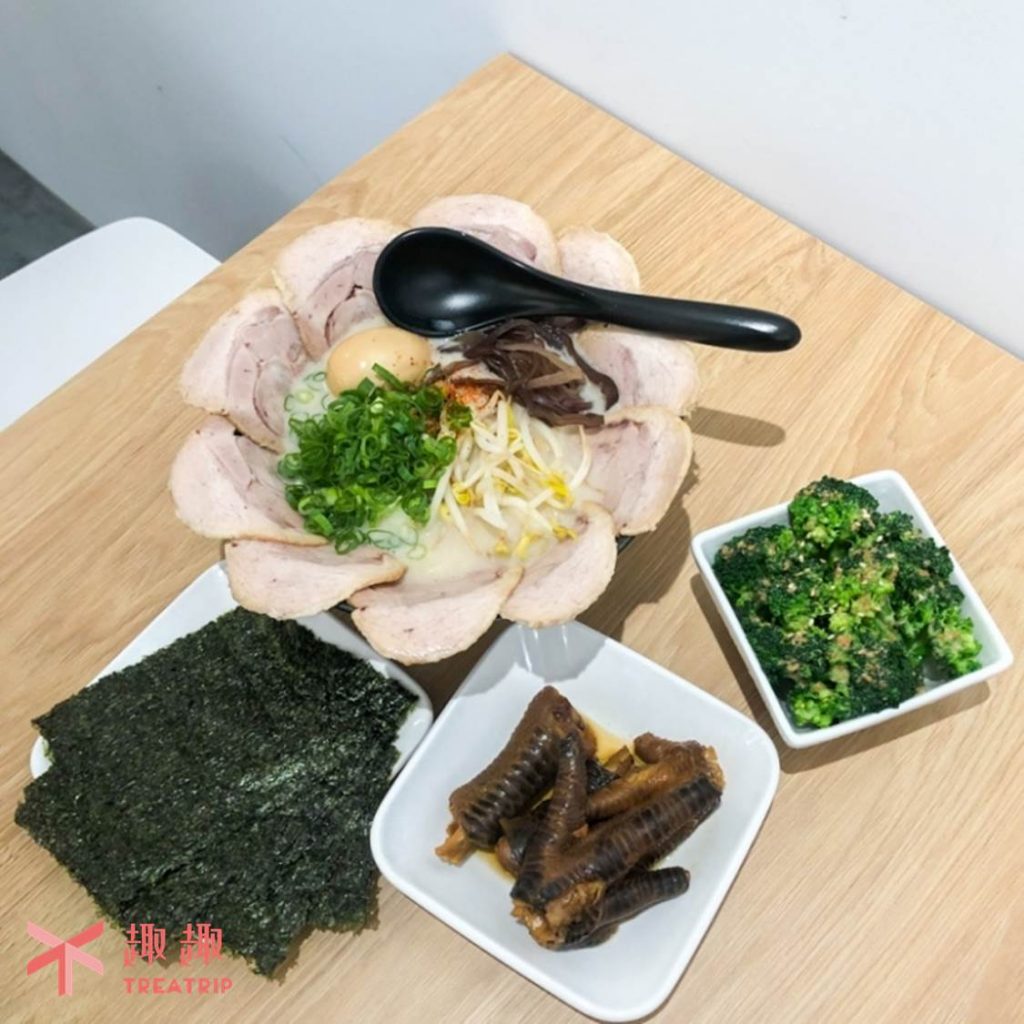 趣編要先為大家介紹「門前特盛」,雪白的湯頭是以豚骨、蔬菜、胡蘿蔔