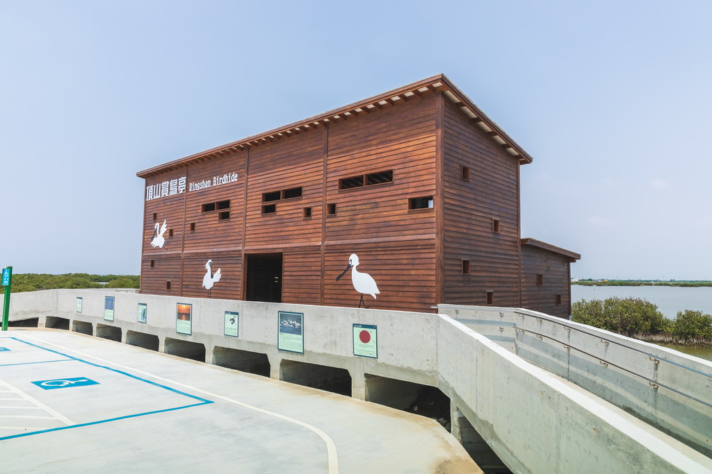 台南賞鳥景點｜頂山賞鳥亭為了不讓遊客與水鳥互相打擾，賞鳥亭為遮掩式設計，但不會遮擋你想觀看四面八方的鳥況