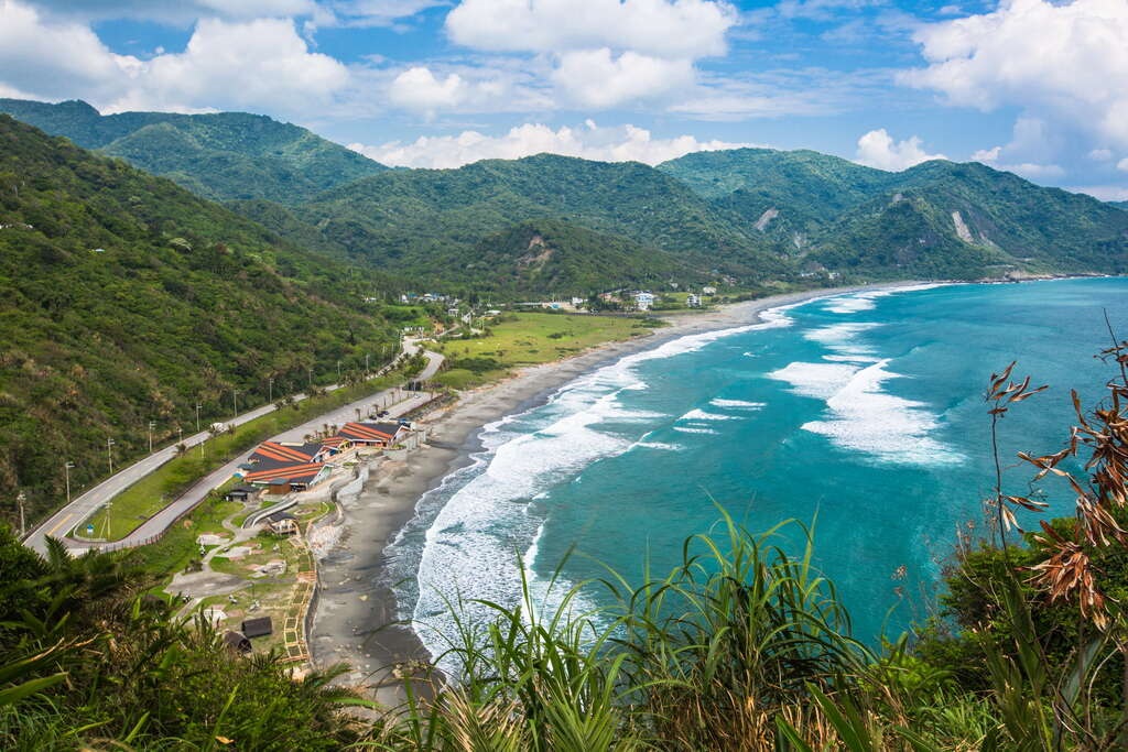 台灣海水浴場推薦來到東台灣囉~在磯崎海水浴場這裡早期是阿美族天然的曬鹽處