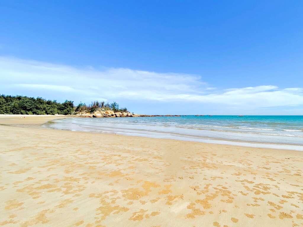 這有著絕美彎月形的溪邊海水浴場,是金門在地人的瑰寶海灘