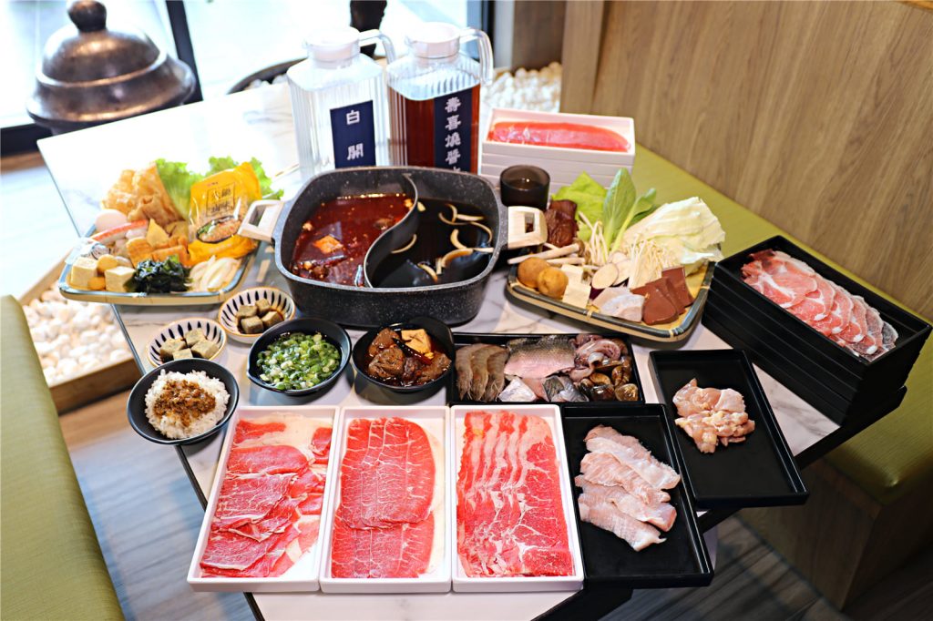 【2024台南火鍋推薦】月季。特色鴛鴦火鍋 店家提供六種肉品吃到飽，還有種類豐富的蔬菜、野菜及火鍋料任您挑選。