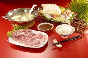 【2024台南火鍋推薦】小豪洲沙茶爐 中山本店 火鍋的重點精華就是湯底，小豪洲使用濃醇的豬骨熬煮湯底。