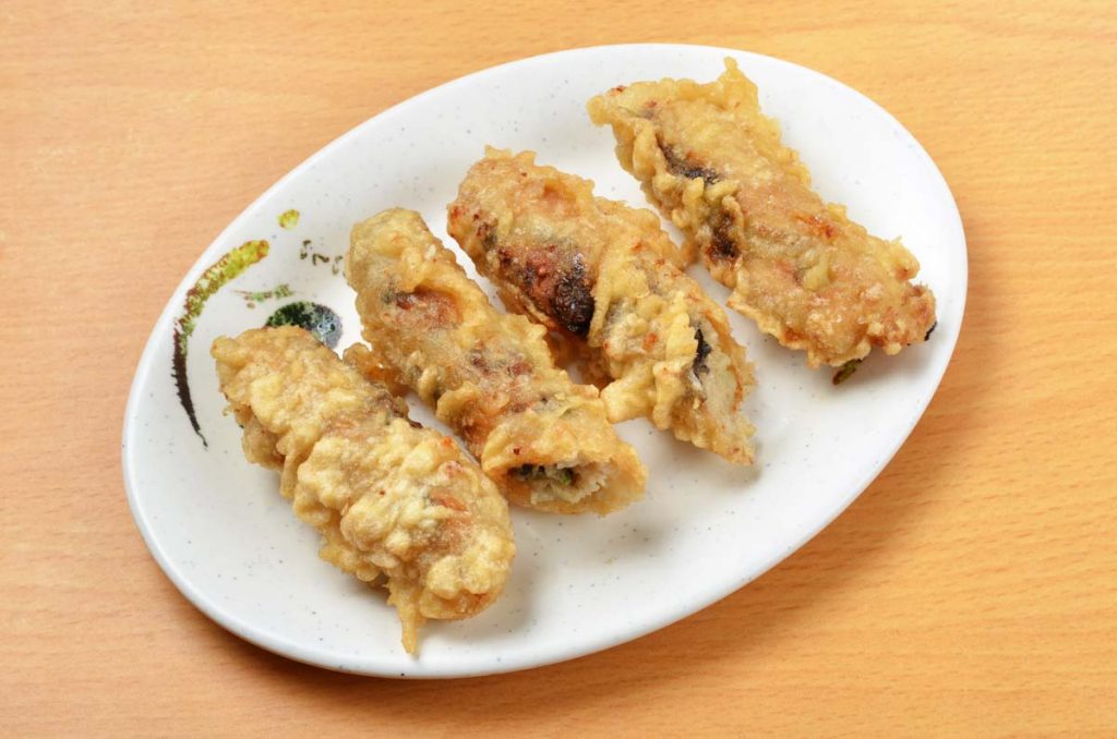 安平很有名的周氏蝦捲，酥脆的蝦捲外皮，新鮮蝦子與飽滿的內餡。