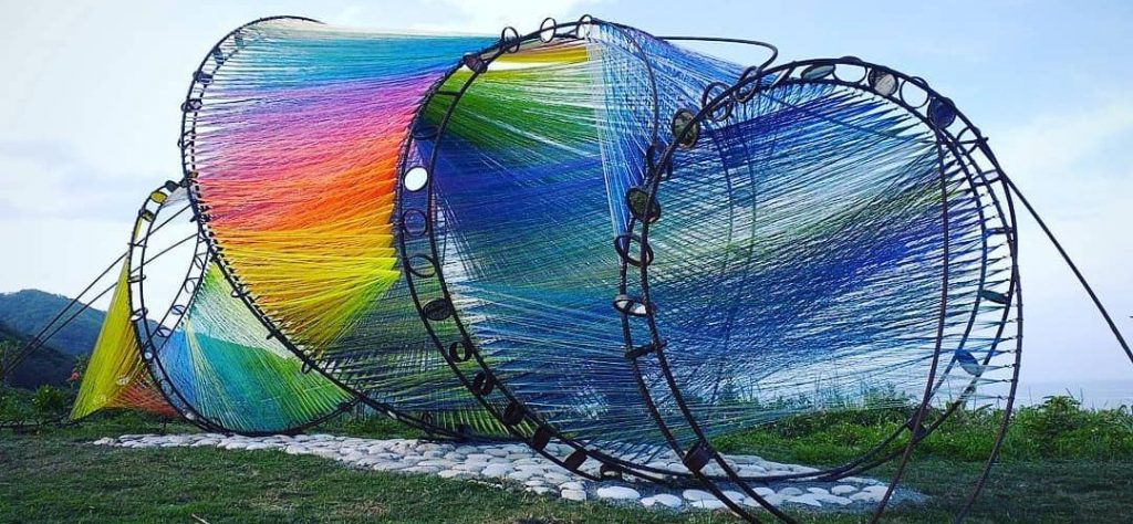 作品為藝術家林淑鈴的《山是凝結的浪.海是流動的光》