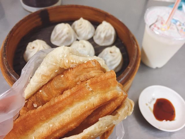 有平民版鼎泰豐之稱的六一一豆漿店,即使隱身在市場裡面,人氣依然不減,是在地人激推的美食之一! 有平民版鼎泰豐之稱的六一一豆漿店,即使隱身在市場裡面,人氣依然不減,是在地人激推的美食之一!