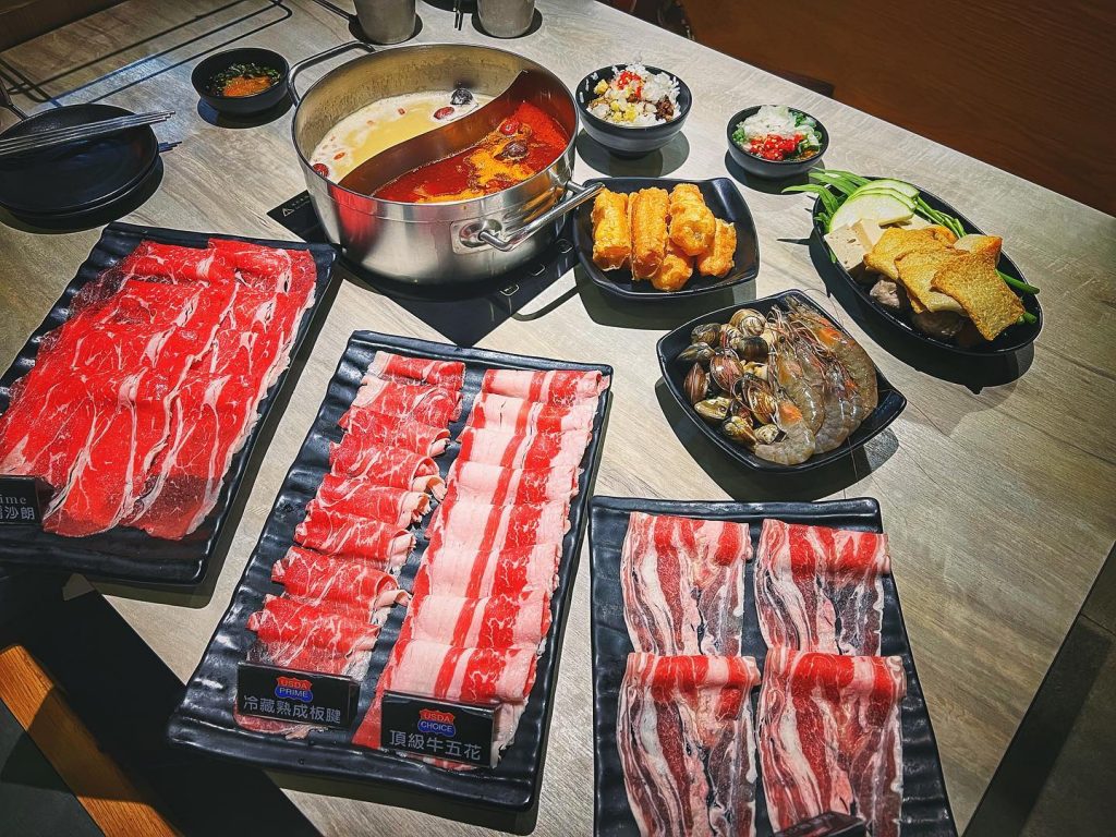 【2023雲林火鍋推薦】辛屋鴛鴦鍋物 斗六店 雖然是吃到飽火鍋，肉品及湯頭一點都不馬虎，小編大推他的麻辣鴨血及麻辣豆腐。