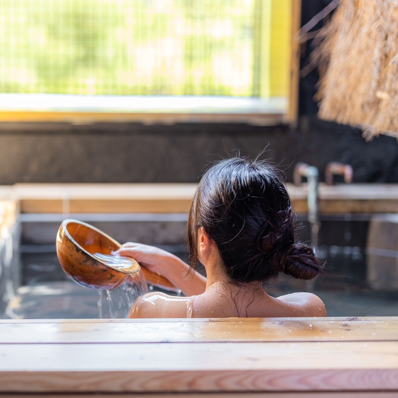 Woman,Enjoy,The,Onsen,In,Bathtub,At,Resort