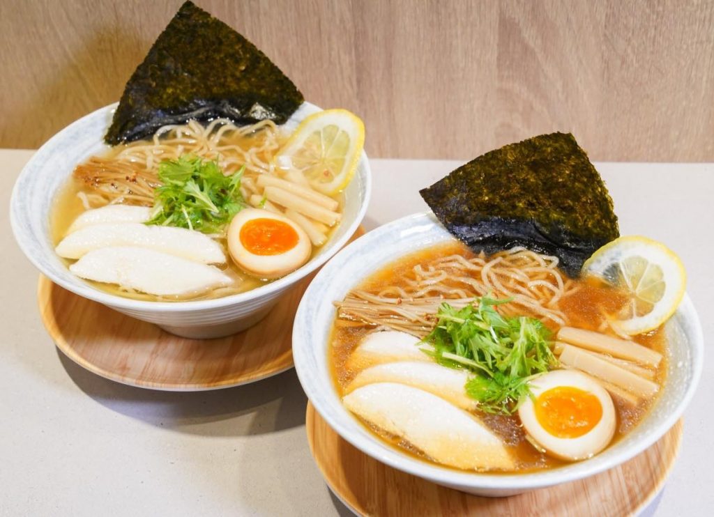 清爽清淡的白雞湯也沒有任何的腥味，口味上也有豐富的選擇，想要試點不一樣的清湯一定要來這家高雄必吃拉麵!