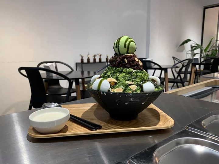 這裡的備餐時間可能會相對比較久一點，但這間必吃新北冰店真的非常大推，烤杏仁片香脆可口紅豆綿密細緻但不軟爛