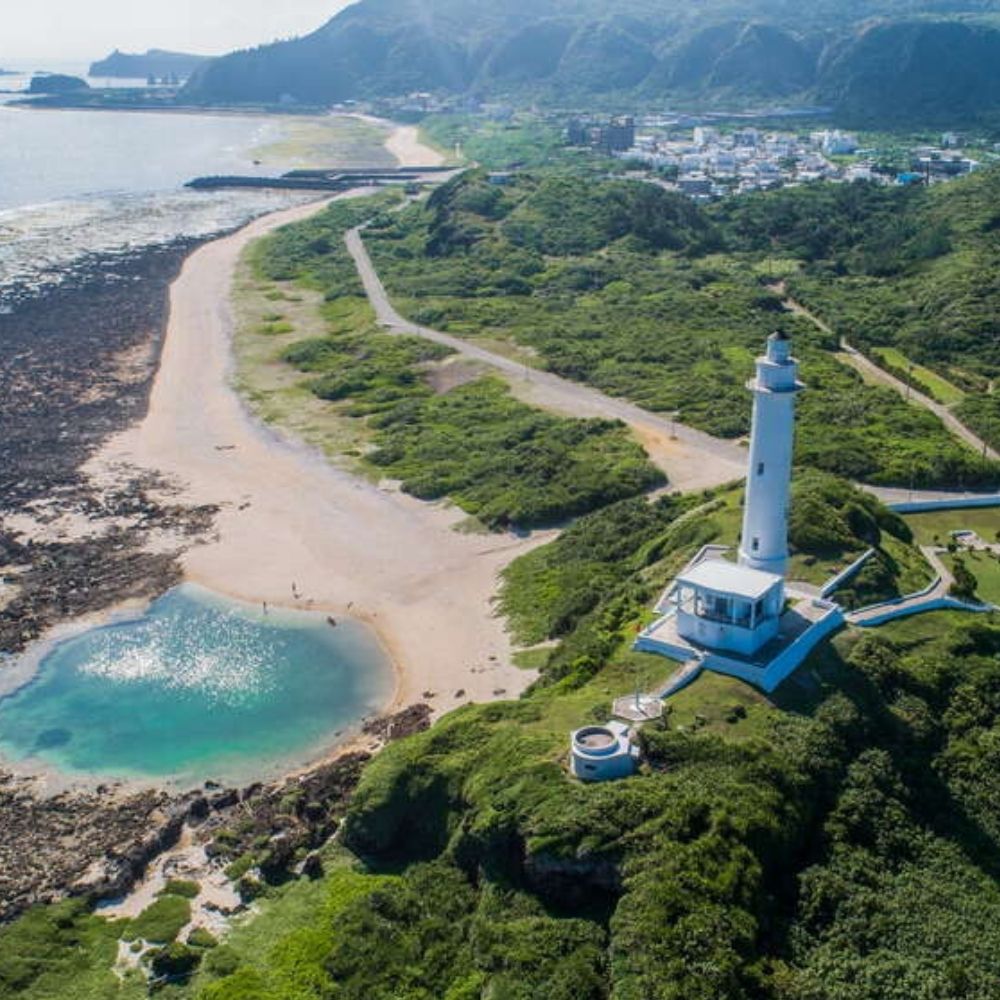 鳥瞰綠島燈塔與中寮灣